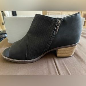 Cloudwalkers black shootie. Size 10W.